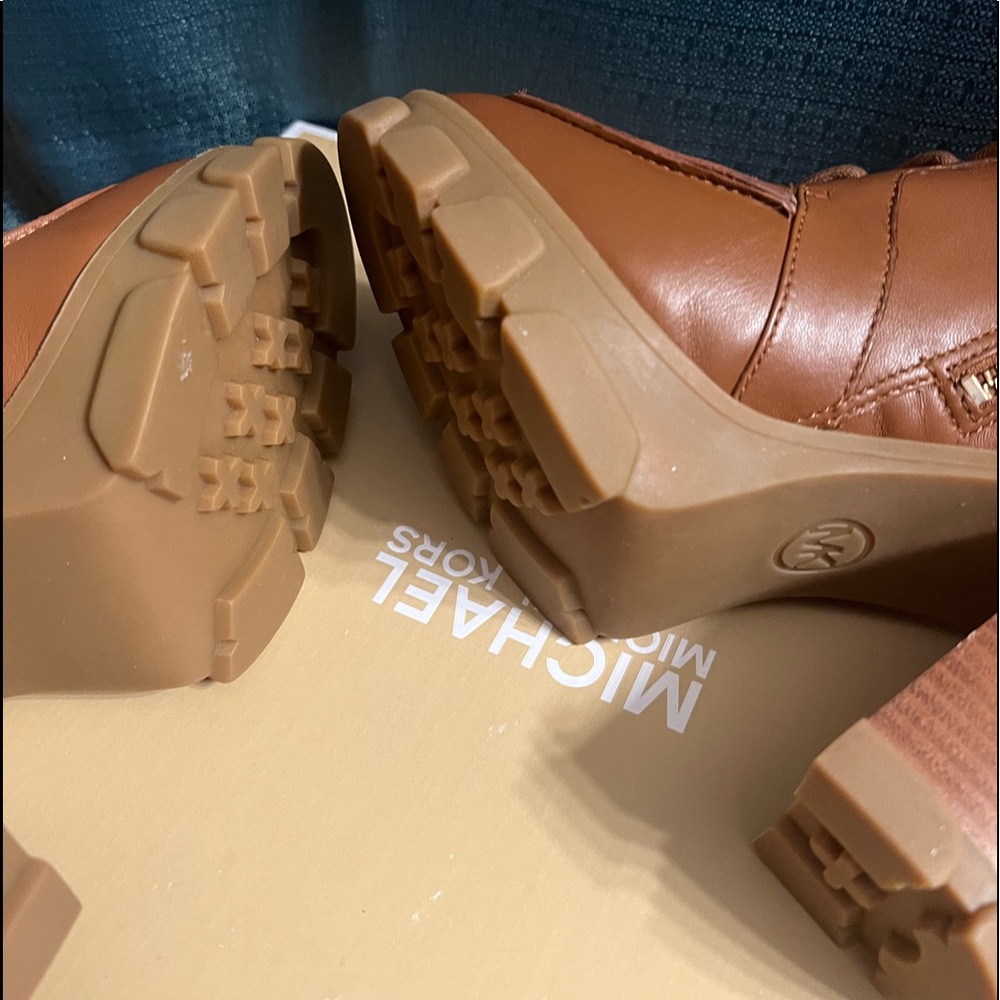Brand new just tried on. Never been worn. Very stylish boots. New, negotiable - Picture 2 of 6